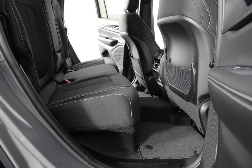 2027 Jeep Grand Cherokee Laredo