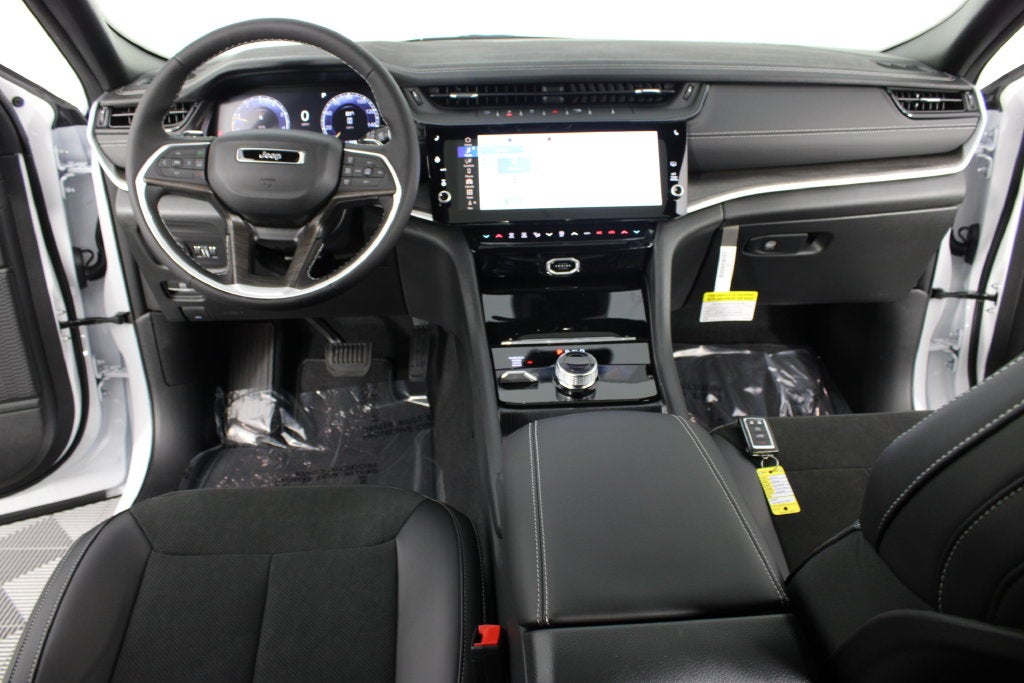 2027 Jeep Grand Cherokee Laredo Altitude