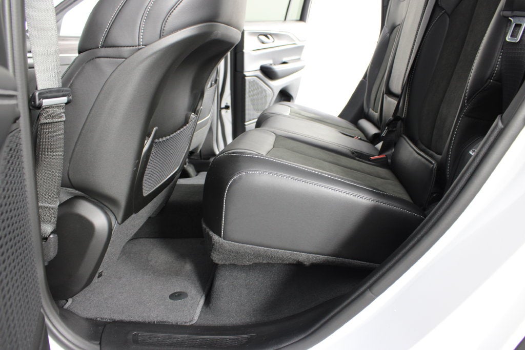 2027 Jeep Grand Cherokee Laredo Altitude