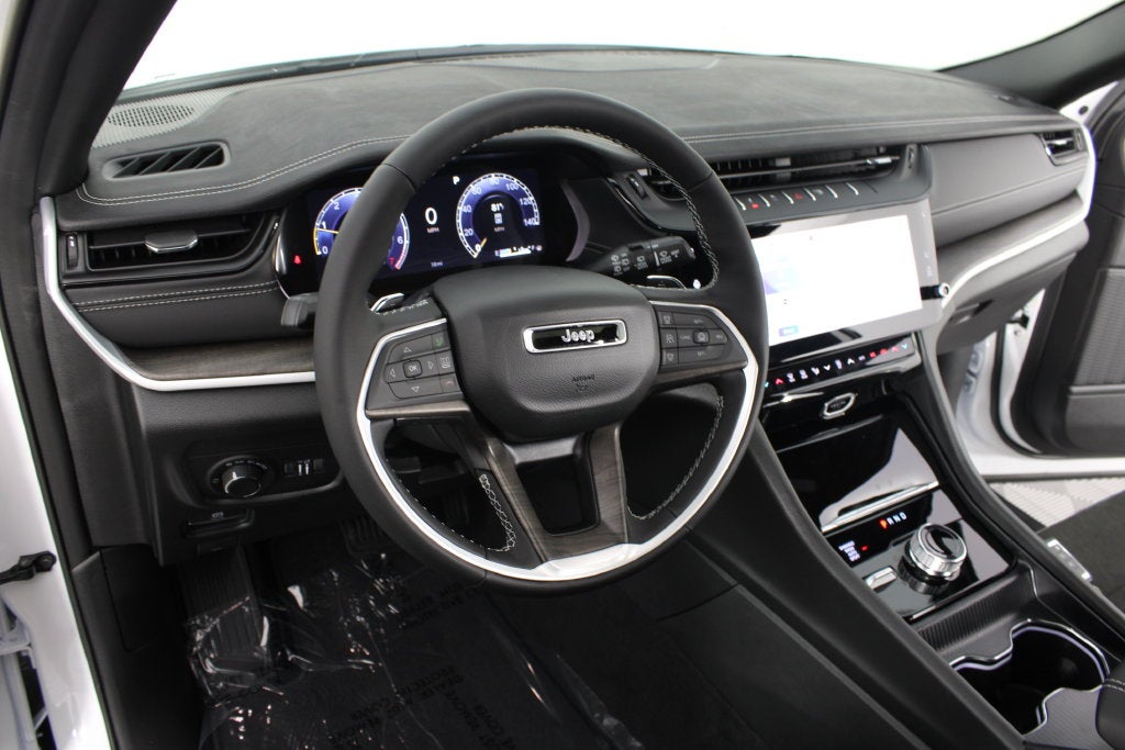 2027 Jeep Grand Cherokee Laredo Altitude