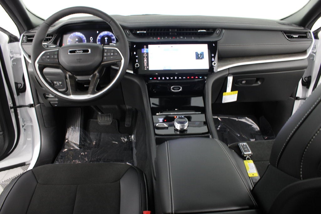 2027 Jeep Grand Cherokee Laredo Altitude