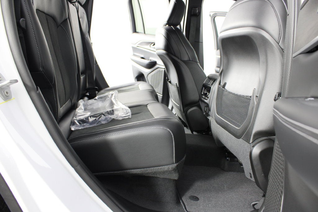 2027 Jeep Grand Cherokee Laredo Altitude