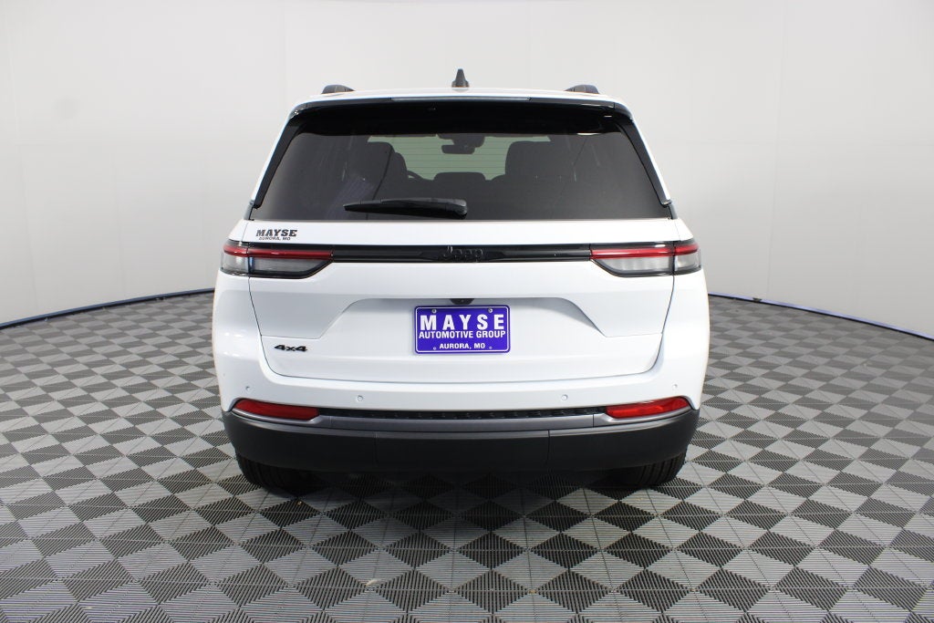 2027 Jeep Grand Cherokee Laredo Altitude