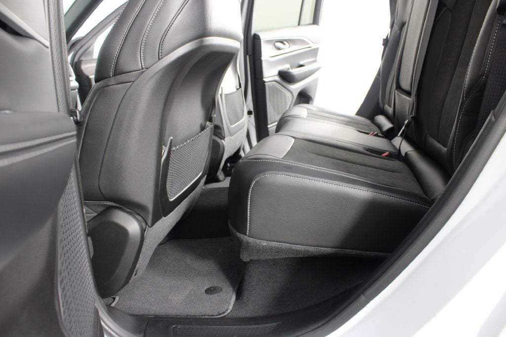 2027 Jeep Grand Cherokee Laredo Altitude