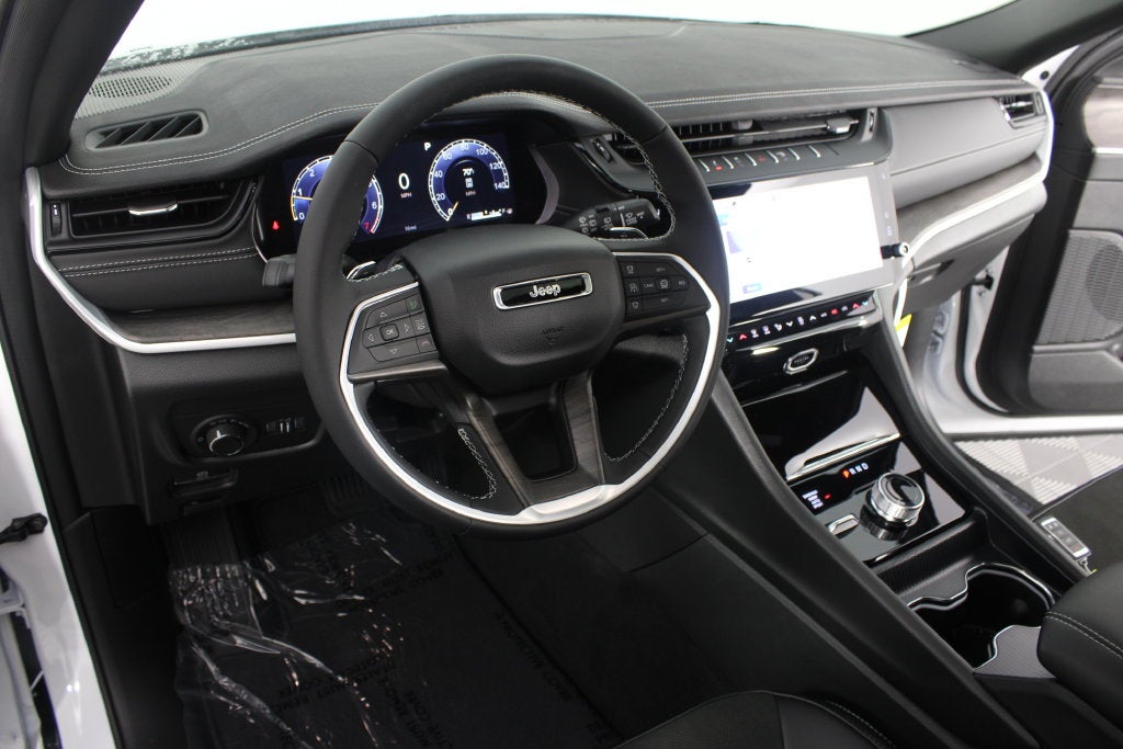 2027 Jeep Grand Cherokee Laredo Altitude