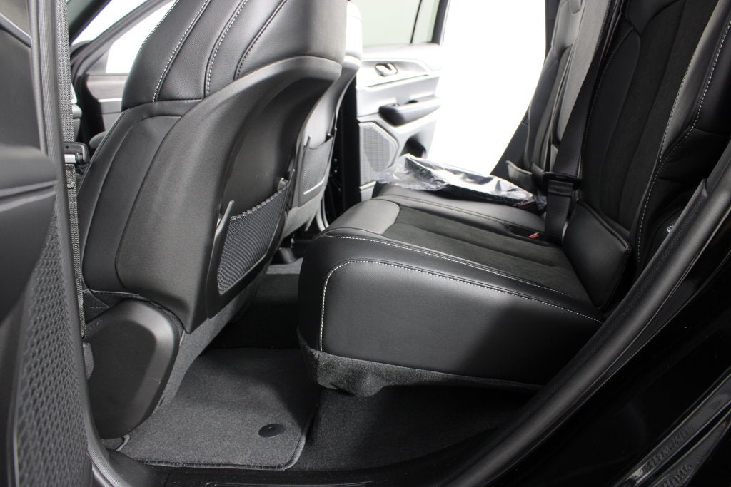 2027 Jeep Grand Cherokee Laredo Altitude