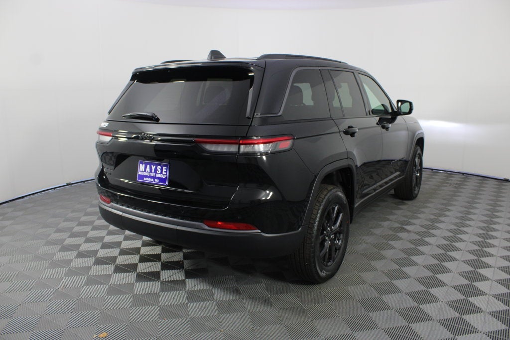 2027 Jeep Grand Cherokee Laredo Altitude
