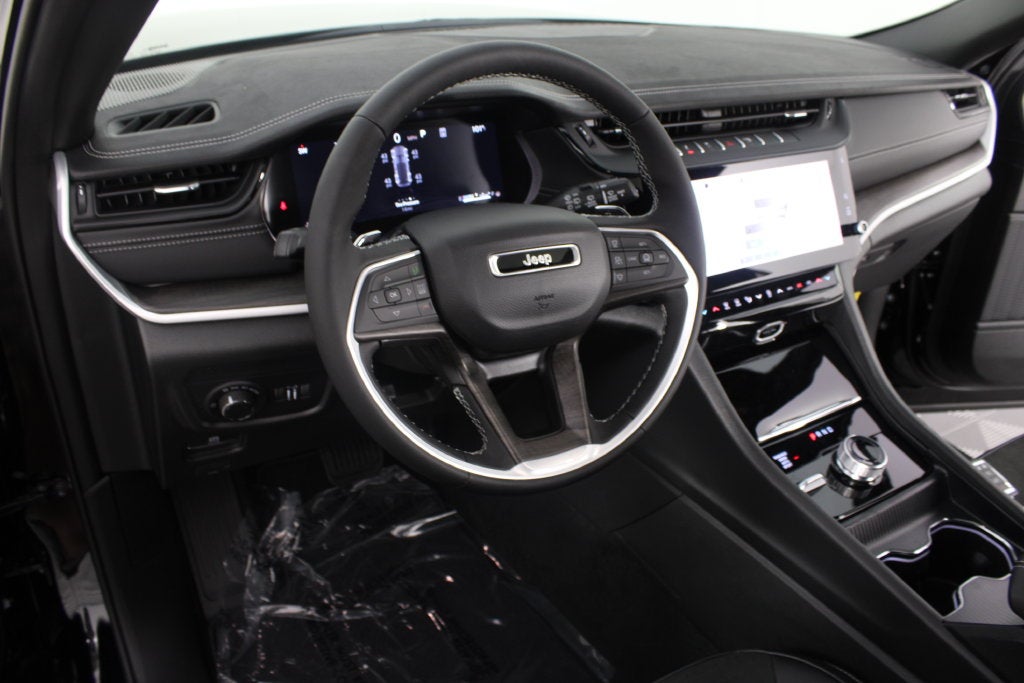 2027 Jeep Grand Cherokee Laredo Altitude