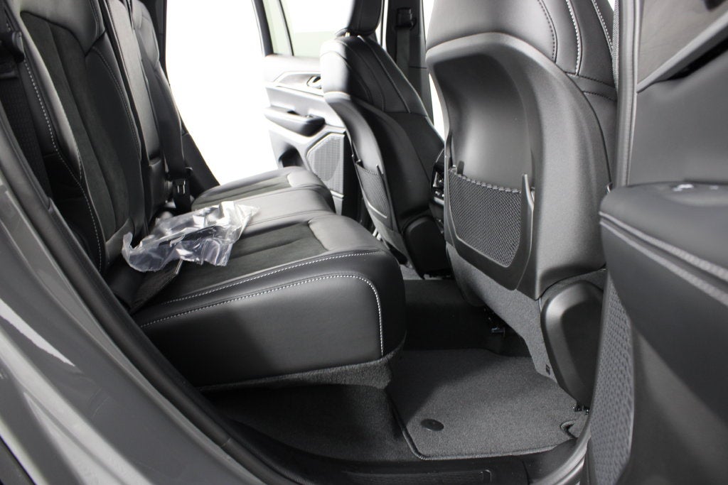 2027 Jeep Grand Cherokee Laredo Altitude