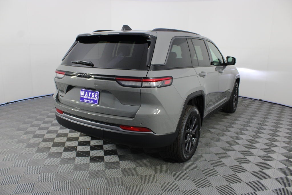 2027 Jeep Grand Cherokee Laredo Altitude