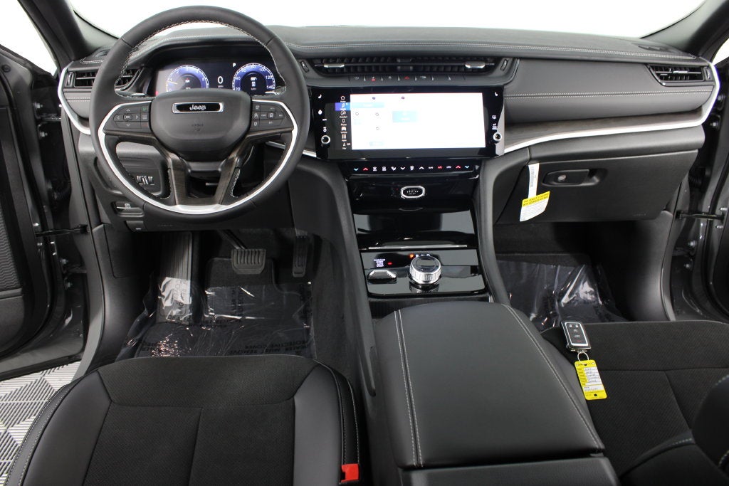 2027 Jeep Grand Cherokee Laredo Altitude