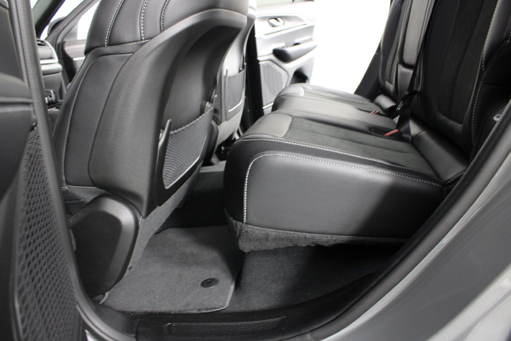 2027 Jeep Grand Cherokee Laredo Altitude