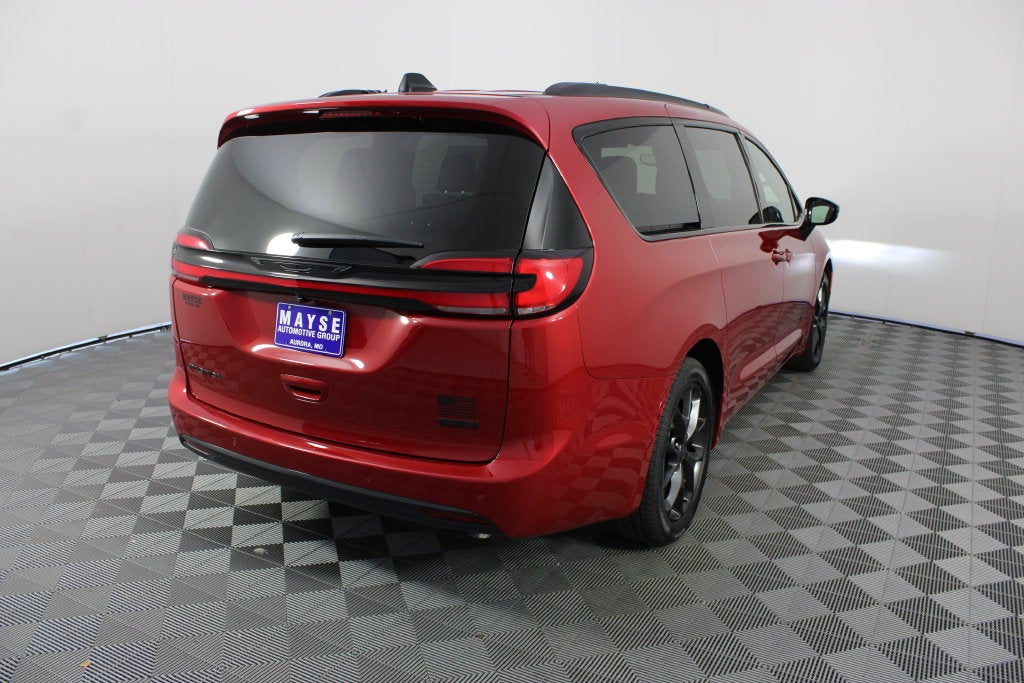 2027 Chrysler Pacifica Select
