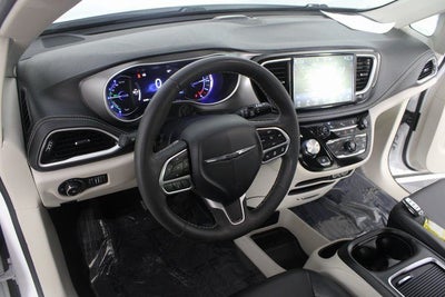 2024 Chrysler Pacifica Hybrid Select